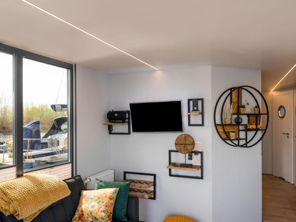 Beautiful Houseboat In Marina Of Volendam Otel Dış mekan fotoğraf